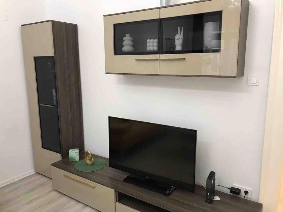 Urban Oasis: Spacious Modern Retreat with Netflix and New York Cafe Proximity Budapest Exterior photo
