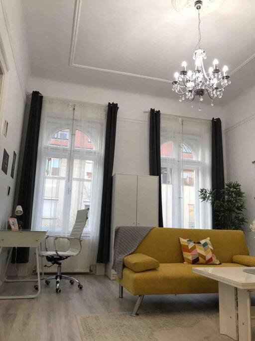 Urban Oasis: Spacious Modern Retreat with Netflix and New York Cafe Proximity Budapest Exterior photo