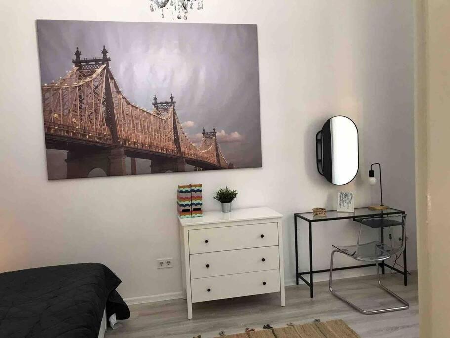 Urban Oasis: Spacious Modern Retreat with Netflix and New York Cafe Proximity Budapest Exterior photo