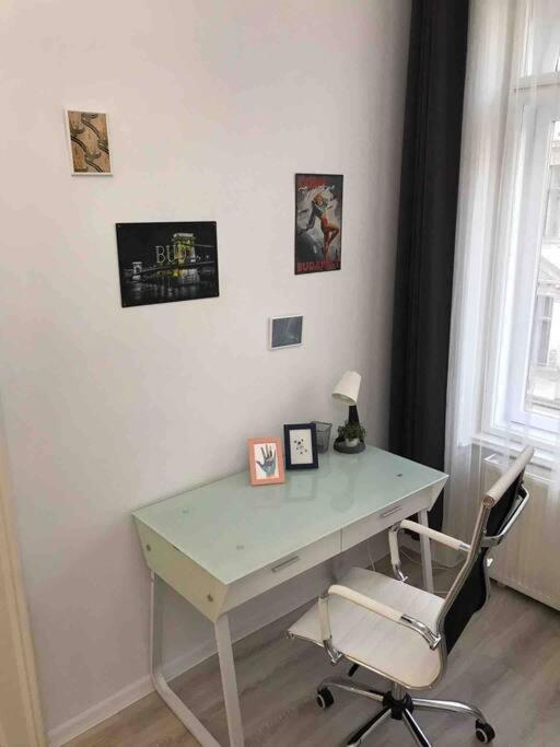 Urban Oasis: Spacious Modern Retreat with Netflix and New York Cafe Proximity Budapest Exterior photo
