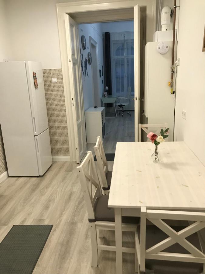 Urban Oasis: Spacious Modern Retreat with Netflix and New York Cafe Proximity Budapest Exterior photo