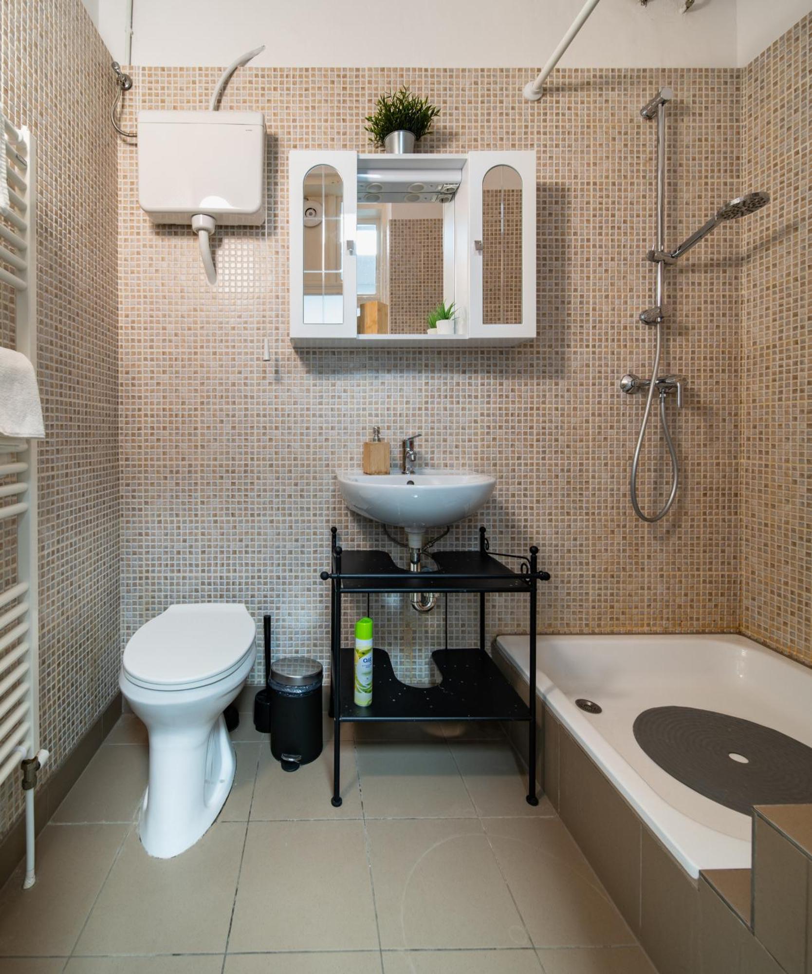 Urban Oasis: Spacious Modern Retreat with Netflix and New York Cafe Proximity Budapest Exterior photo