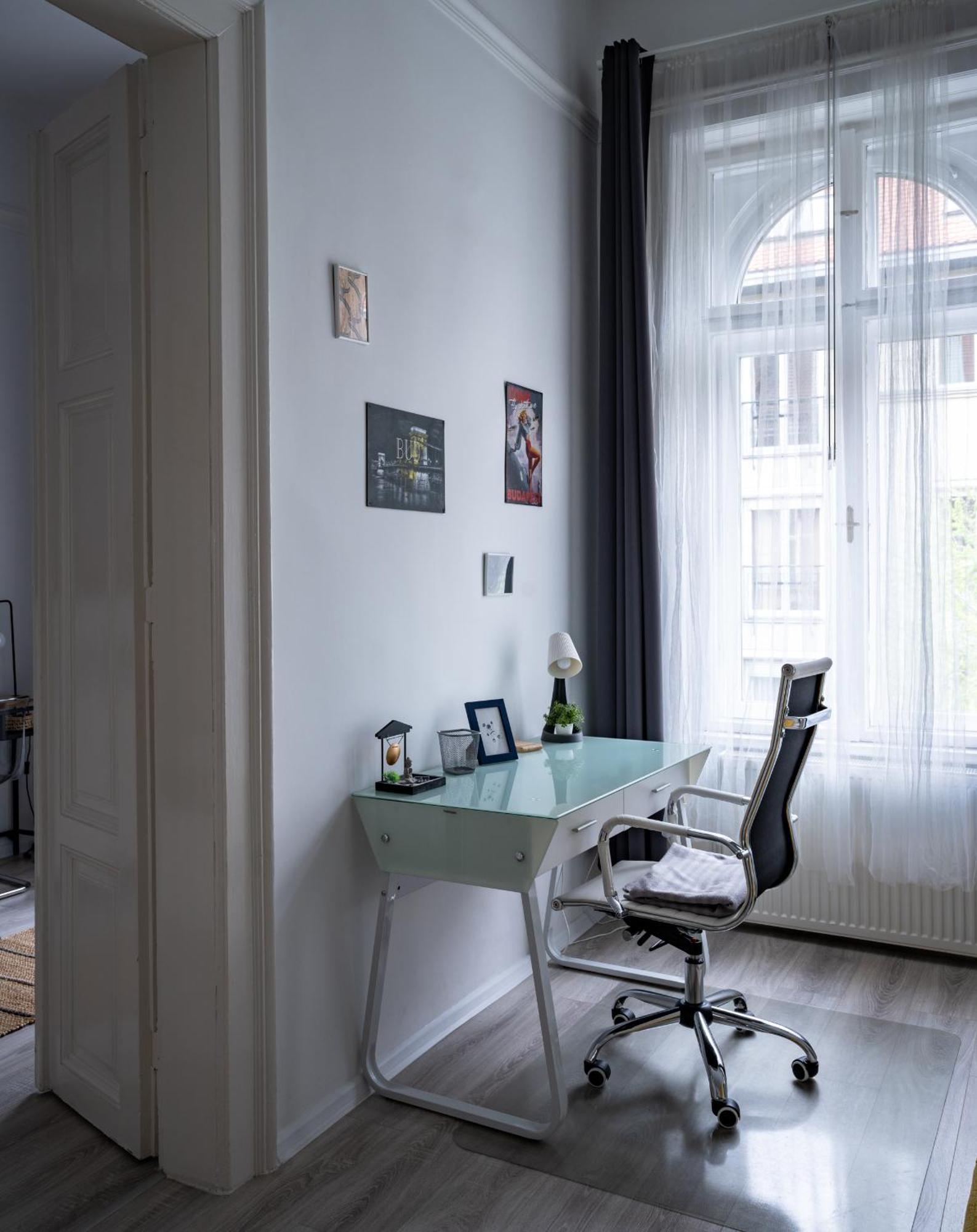 Urban Oasis: Spacious Modern Retreat with Netflix and New York Cafe Proximity Budapest Exterior photo