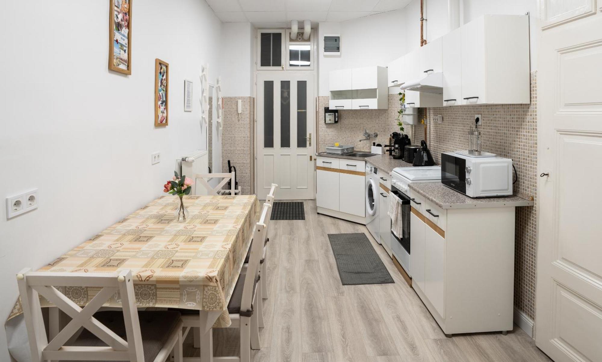 Urban Oasis: Spacious Modern Retreat with Netflix and New York Cafe Proximity Budapest Exterior photo