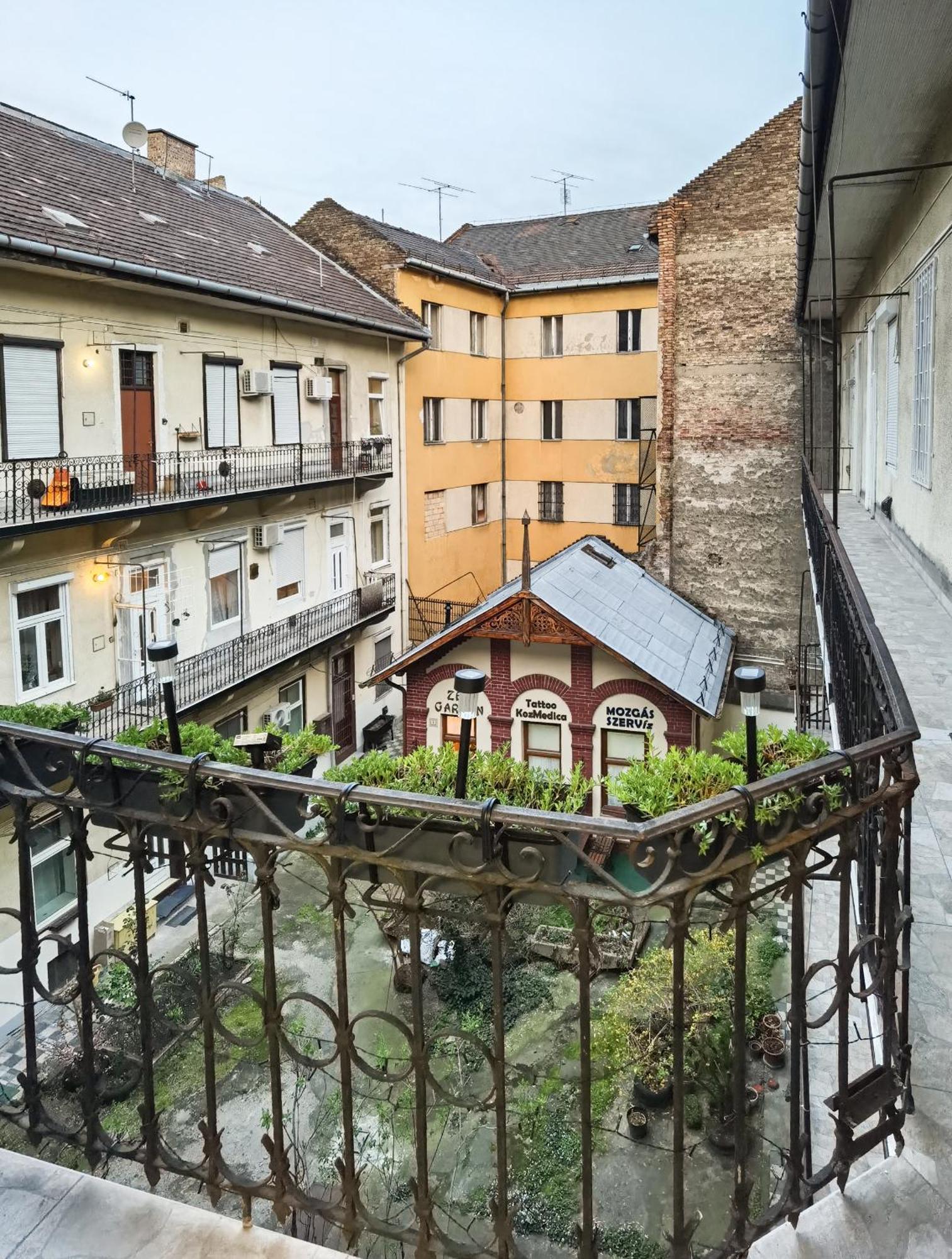 Urban Oasis: Spacious Modern Retreat with Netflix and New York Cafe Proximity Budapest Exterior photo
