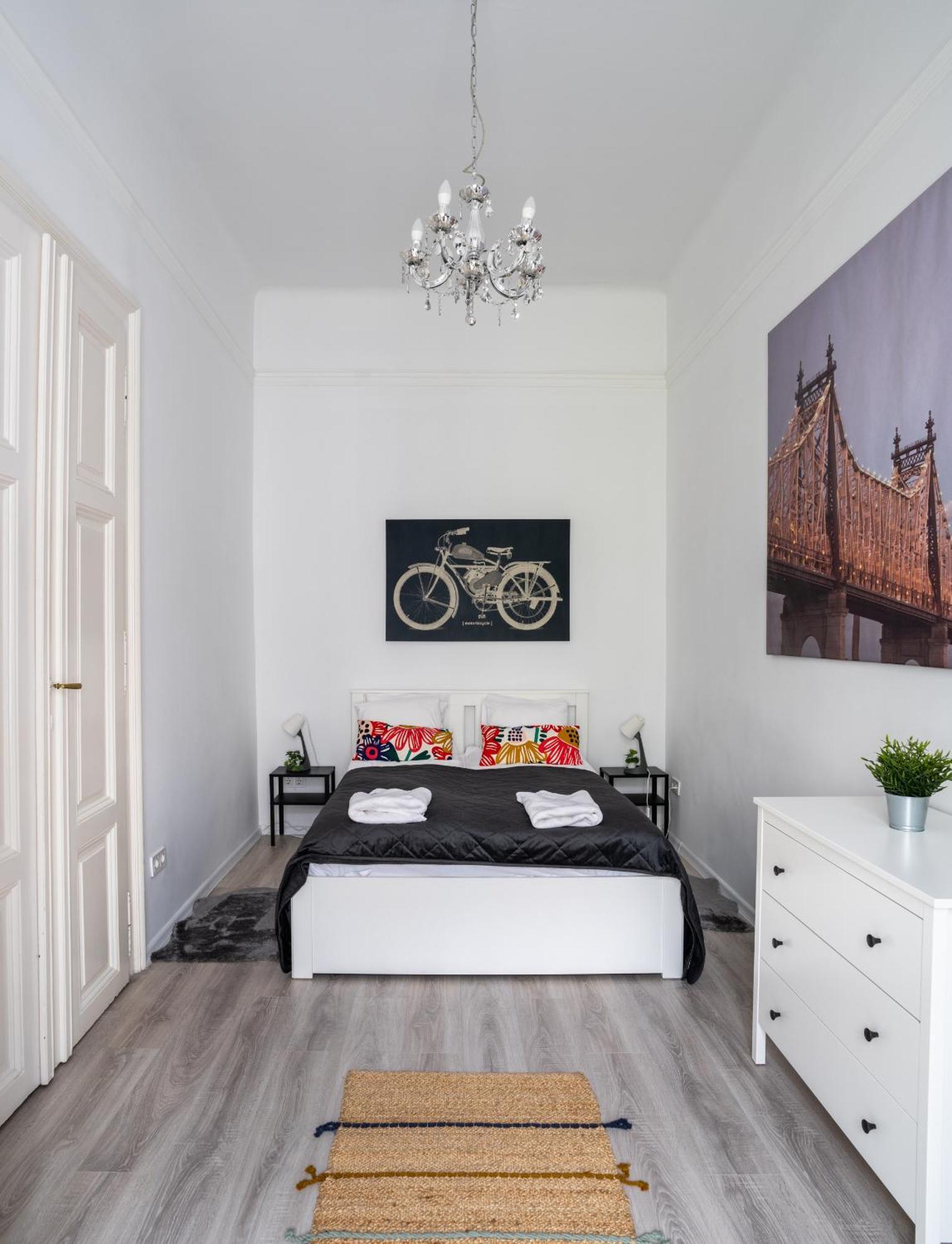 Urban Oasis: Spacious Modern Retreat with Netflix and New York Cafe Proximity Budapest Exterior photo
